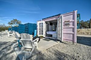 Fotografie z fotogalerie ubytování Lakefront Container Studio Patio and Fire Pit! v destinaci Canyon Lake