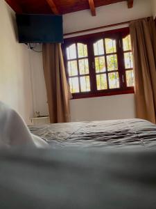 1 dormitorio con cama y ventana en Like Home en Salta