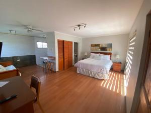 Hotel Huasco في هواسكو: غرفة نوم بسرير وطاولة في غرفة