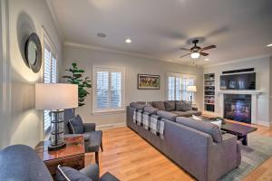 Χώρος καθιστικού στο Stunning House with Deck, Game Room and Home Gym!