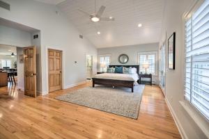 Un pat sau paturi într-o cameră la Stunning House with Deck, Game Room and Home Gym!