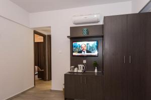 TV at/o entertainment center sa Solimar Ruby