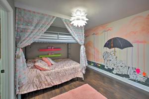 Dormitorio infantil con cama con dosel y sombrilla en Lovely Hot Springs Escape with Deck and Hot Tub!, en Hot Springs