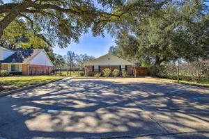 Photo de la galerie de l'établissement The Cozy Pine Cone Home Base Walk to PVAMU, 