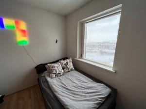 En eller flere senger på et rom på JM Homestay - A Cozy two bedroom apartment