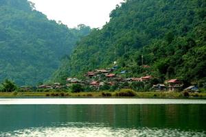 ein kleines Dorf am Ufer eines Sees in der Unterkunft Tran Xuan Homestay Ba Be Village in Ba Be18