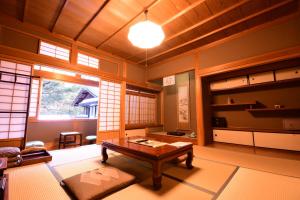 salon ze stolikiem kawowym i oknem w obiekcie 高野山 宿坊 龍泉院 -Koyasan Shukubo Ryusenin- w mieście Kōya-san