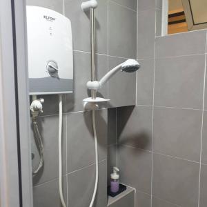 Ένα μπάνιο στο LOVELY CONDO HOMESTAY with pool adult and child