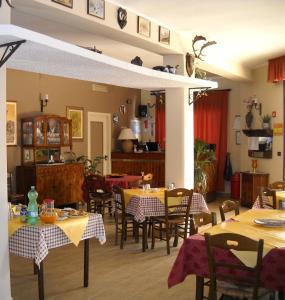 un comedor con mesas y sillas en un restaurante en La Regina di Adrano, en Sambuca di Sicilia