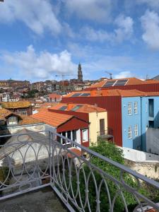 vistas a una ciudad con un puente y edificios en Lost Inn Porto Hostel, en Oporto