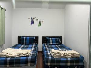 Кровать или кровати в номере กรีนเกสท์เฮ้าส์ พนัสนิคม
