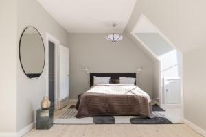 A bed or beds in a room at Luxury Apartment w Privat Rooftop Terrace - CPH C
