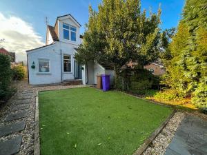a house with a yard with a grass lawn at Barfillan House in Glasgow in Glasgow