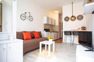 een woonkamer en een keuken met een bank en een tafel bij Apartments Silver Tree in Split