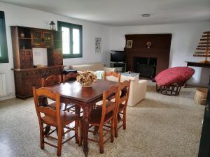 Zona de comedor en el albergue