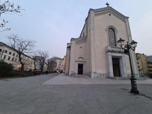 eine Kirche mit Straßenlicht davor in der Unterkunft SMART HOME in Triest