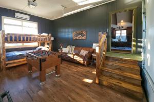 Posezení v ubytování Shoreline Home with Boat Dock and Fire Pit in Shelby!