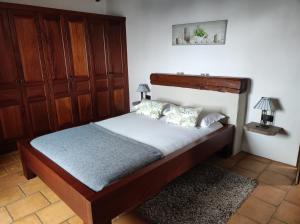 1 dormitorio con 1 cama con cabecero de madera en La Fortaleza, en Erjos-El Tanque