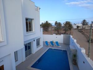 En udsigt til poolen hos Villa Aline Lagune Djerba eller i nærheden