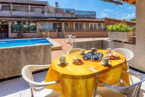 Bazén v ubytovaní Casa Caty con piscina,a 5 minutos de la Playa alebo v jeho blízkosti
