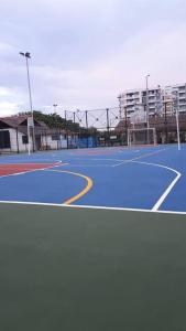 Tenis a/nebo squash v ubytování Hermoso apartamento, con la comodidad de tu hogar! nebo okolí