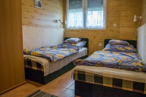 A bed or beds in a room at Búbánatvölgyi Apartman Esztergom