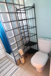 un bagno con wc e finestra di Grundarfjördur Hostel a Grundarfjordur