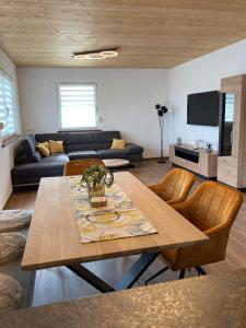 TV a/nebo společenská místnost v ubytování Chalet Bergblick