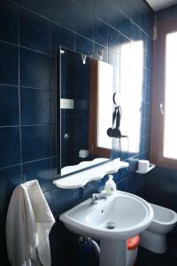 un bagno con lavandino, water e specchio di b&b Wu Giada a Mestre Altre 37 foto