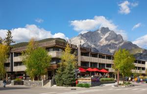 um hotel com uma montanha ao fundo em Banff Aspen Lodge em Banff