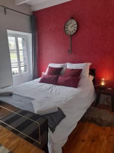 Кровать или кровати в номере Les Roches Restaurant & Chambre d'Hotes