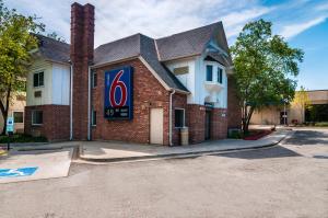 een gebouw met een coca cola bord erop bij Motel 6-Arlington Heights, IL - Chicago North Central in Arlington Heights