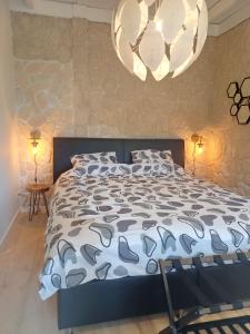 Pura Vida del Rio في Oud-Ade: غرفة نوم بها سرير مع لحاف أزرق وأبيض