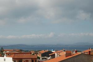 widok na miasto z budynkami i ocean w obiekcie C'e Posto Per Te w mieście SantʼAntìoco