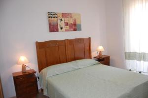 a bedroom with a bed and two lamps on night stands at C'e Posto Per Te in SantʼAntìoco