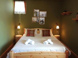 um quarto com uma cama grande e 2 almofadas em Bormio Little house em Bormio