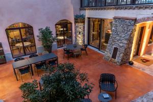 Hotel Borgo Impero في Borgonovo Val Tidone: اطلالة من الجو على فناء به طاولات وكراسي