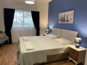 um quarto com uma cama grande e uma parede azul em MaviMaris Doğa Evleri em Marmaris