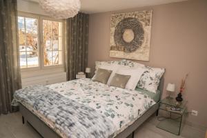 una camera con un letto e una foto appesa al muro di Chalet Spitzhorn - Your Peak Getaway - Private Terrasse & gratis Parkplatz a Gsteig