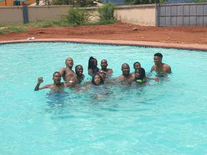 eine Gruppe von Personen in einem Schwimmbad in der Unterkunft Lempitse Lodge in Moletlane