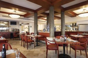 ベラクルスにあるFiesta Inn Veracruz Maleconのテーブルと椅子のあるレストラン、バー
