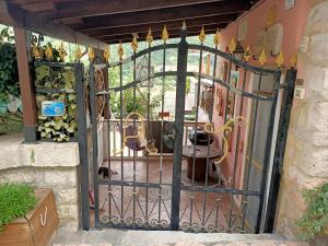 Une porte ouverte s'ouvre sur une terrasse avec une table. dans l'établissement La Corte Alta, à Fossombrone