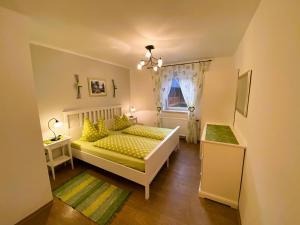 Postel nebo postele na pokoji v ubytování Familienbauernhof Strassbauer + 37 fotografií