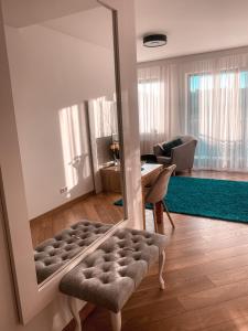 ein Wohnzimmer mit einem Spiegel und einem Sofa in der Unterkunft Apartament Solna 80 - Centrum Miasta z podziemnym garażem in Kielce