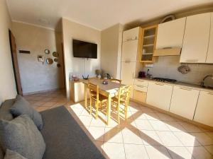 A kitchen or kitchenette at Elegante bilocale a pochi passi dal mare