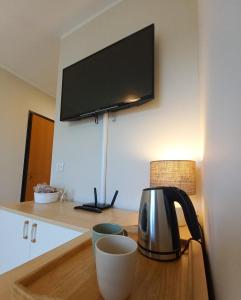 A television and/or entertainment centre at Elegante bilocale a pochi passi dal mare