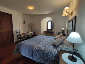 une chambre avec un lit et une table avec une lampe dans l'établissement Casa Rural Erletxe, à Laguardia