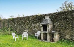 Κήπος έξω από το Stunning Home In Gonneville-Le-Theil