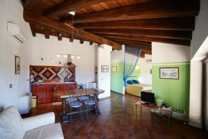 een grote woonkamer met een tafel en stoelen bij Agriturismo Tenuta Monte La Guardia in Castel Giuliano