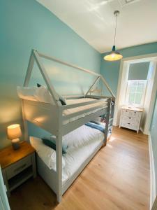 Tempat tidur susun dalam kamar di Upper Villa, Tighnabruiach, Argyll & Bute